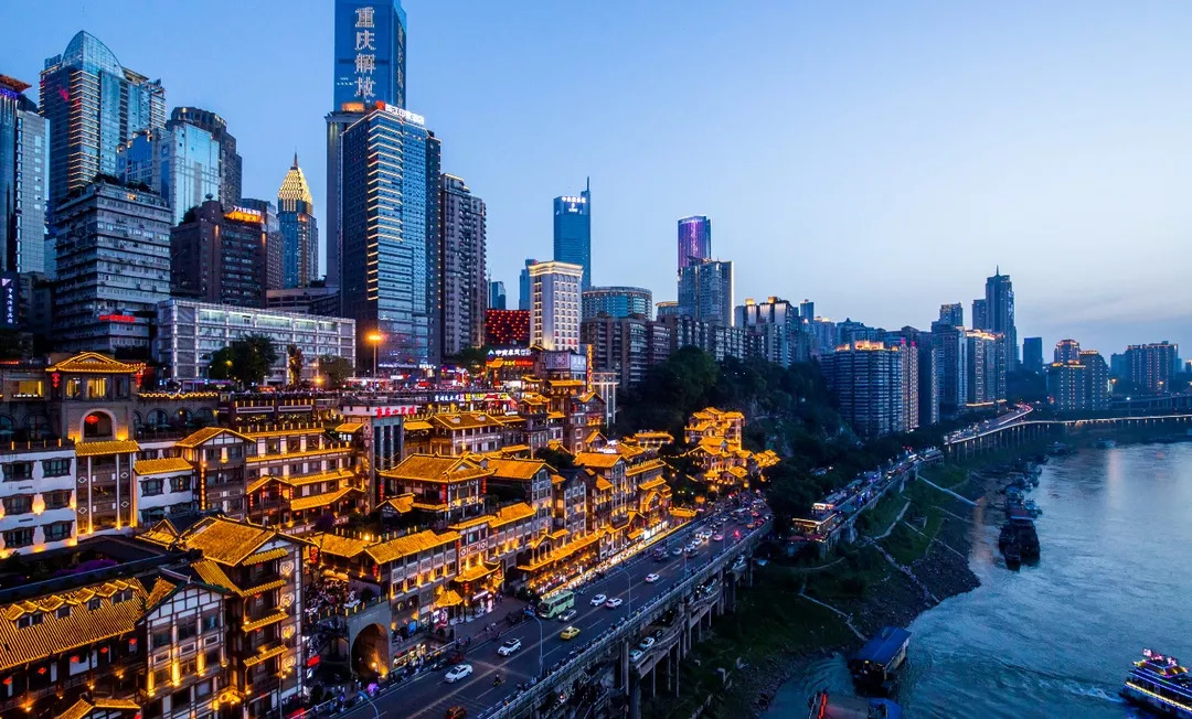 夕阳映照下的重庆老街风情